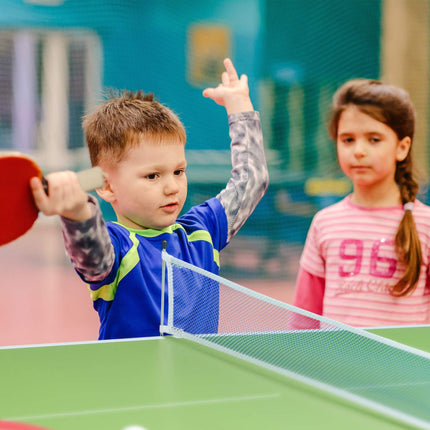 Grüner Tischtennistisch mit Zubehör