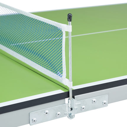 Grüner Tischtennistisch mit Zubehör