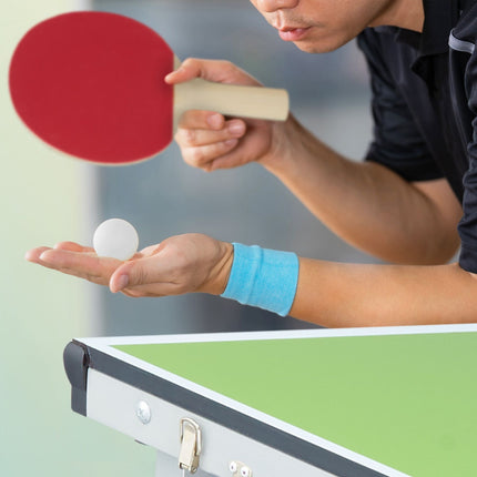 Grüner Tischtennistisch mit Zubehör