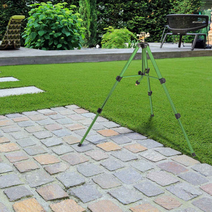 Grüner Sprinkler mit Metallständer