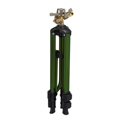 Grüner Sprinkler mit Metallständer