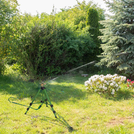 Grüner Sprinkler mit Metallständer
