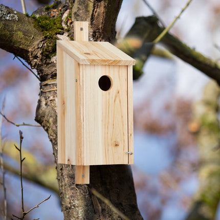 Hängender Nistkasten aus Holz