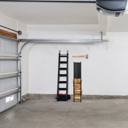 Hohes Holzregal mit Rückwand