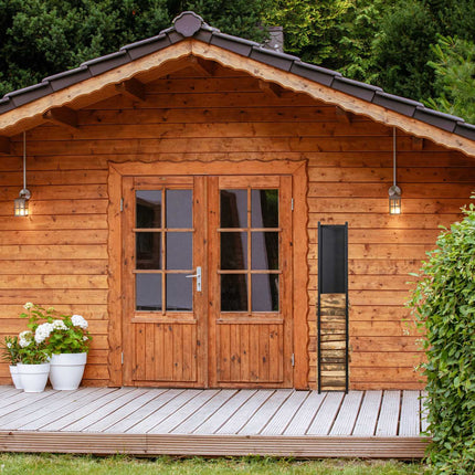 Hohes Holzregal mit Rückwand