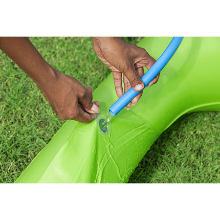 Aufblasbares Zielscheibenspiel für den Garten mit Bällen und Äxten