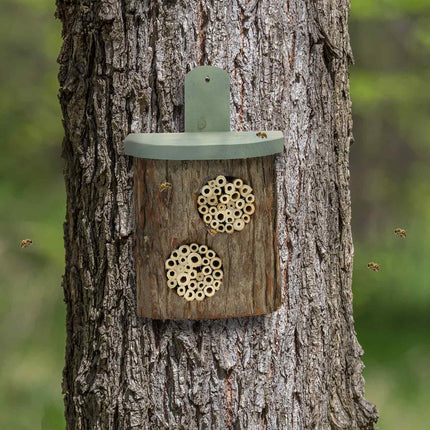 Insektenhotel mit separaten Nisthöhlen