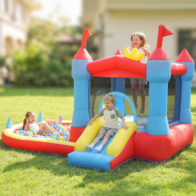 Kinderspringkussen met glijbaan, zwembad, basketbalveld en 350W ventilator.