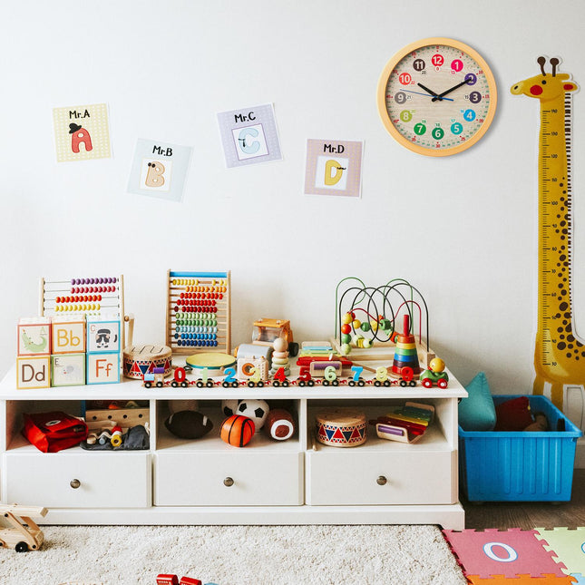 Kinderwanduhr mit großen, bunten Zahlen