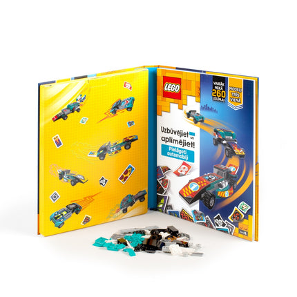 Lego Iconic Activity Book "Bau und Kleb: Individuelle Autos" - Lettisch