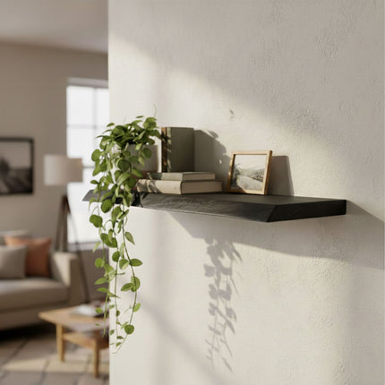 Massivholzregal mit Naturkante – Rustikales, schwebendes Design