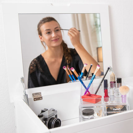 Make-up holder with 3 drawers