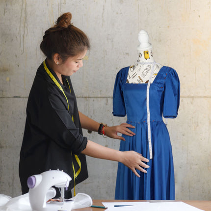 Make-up mannequin with adjustable height