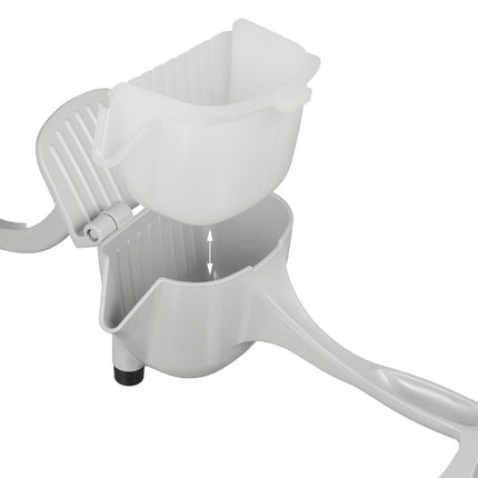 Manual lemon squeezer
