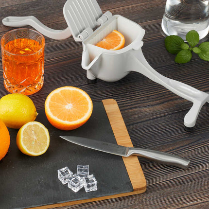 Manual lemon squeezer