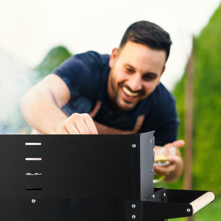 Pojízdný grilovací vozík s policemi a kolečky