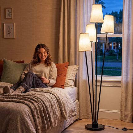 Moderne vloerlamp met 4 lampen, stoffen kappen en voetschakelaar.
