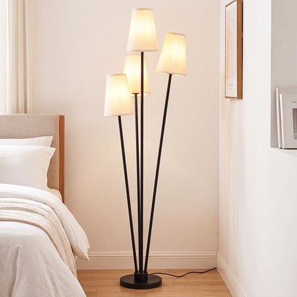 Moderne vloerlamp met 4 lampen, stoffen kappen en voetschakelaar.