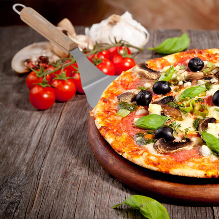 Pizza Slider mit hellbraunem Holzgriff