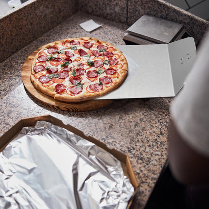 Lopata na pizzu s dřevěnou rukojetí