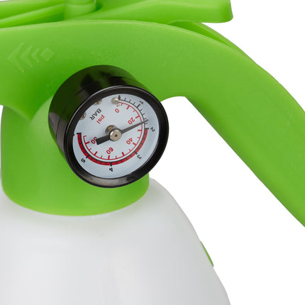 Pressure syringe with pressure gauge
