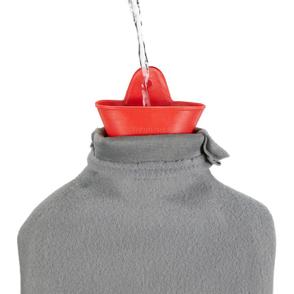 Rote Wärmflasche mit grauem Bezug