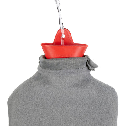 Rote Wärmflasche mit grauem Bezug