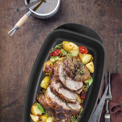 Roaster with lid and seasoning button
