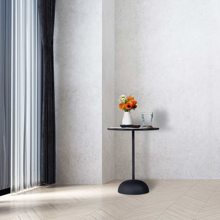 Round side table in black