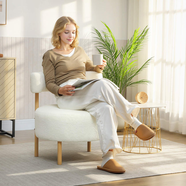 Lounge-Sessel aus Sherpa-Fleece, Beine in Holzoptik aus Metall, Cremeweiß