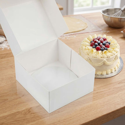 Quadratische Kuchenschachteln mit Deckel und Unterlagen, lebensmittelechter Karton