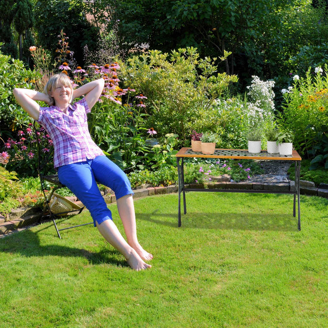 Quadratischer Gartentisch