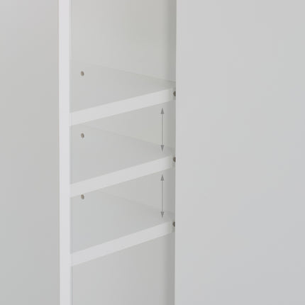 Hoher Badezimmerschrank mit verstellbaren Einlegeböden