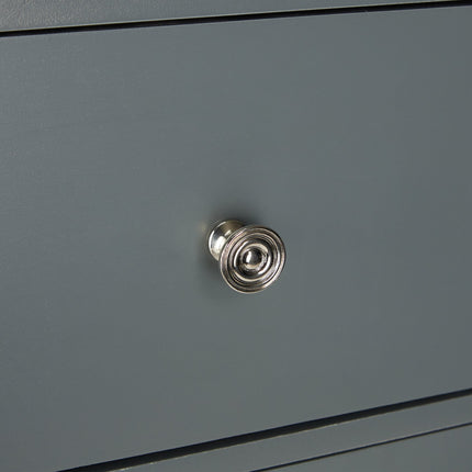 Hoher Badezimmerschrank mit verstellbaren Einlegeböden