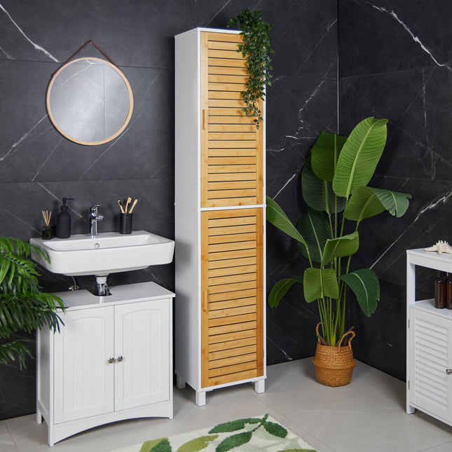Hoher Badezimmerschrank mit Bambustüren