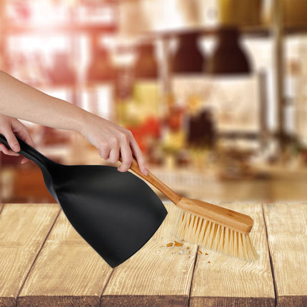 Der Mopp bestehend aus Schaufel und Besen