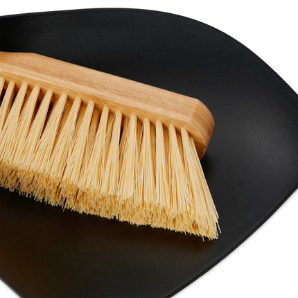 Der Mopp bestehend aus Schaufel und Besen