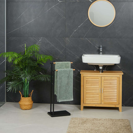 Vertical towel rail