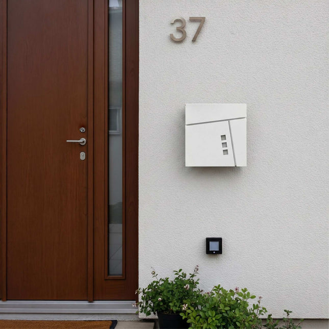 Wandmontierter weißer Briefkasten mit Zeitungsfach