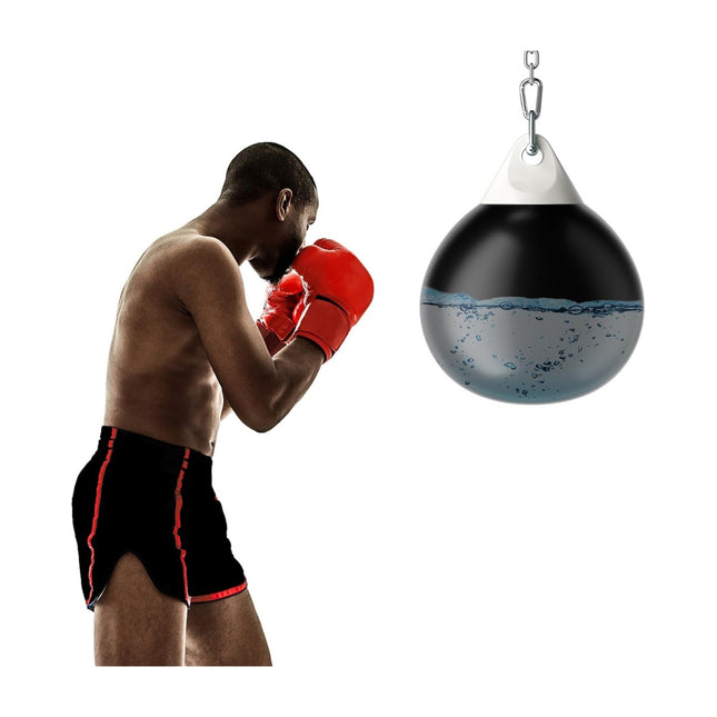 Wassergefüllter Boxsack mit Metallkette und Schlauch