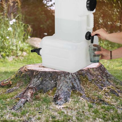 Wassertank mit Wasserhahn