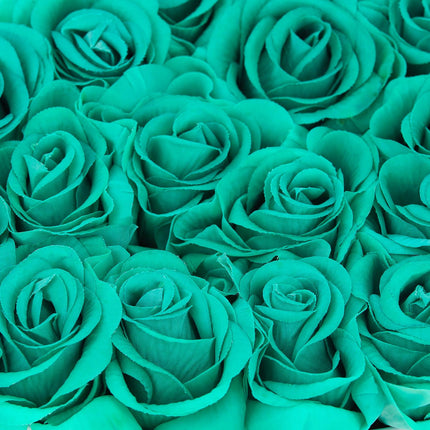Weiße herzförmige Rosenbox mit 18 Rosen