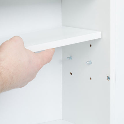 Weißer Nischenschrank mit Bambusoberfläche