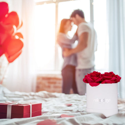 White round rose box with 4 roses