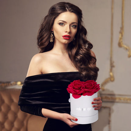 White round rose box with 4 roses