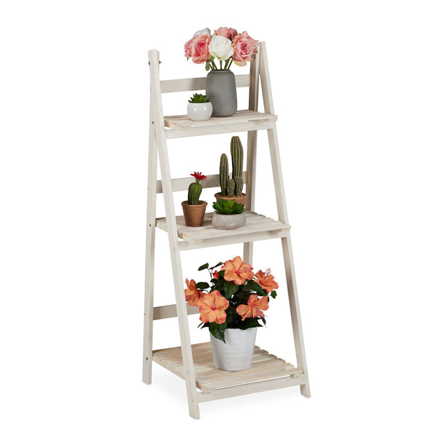 Weiße Treppe mit Holzblumen
