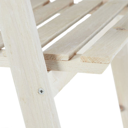 Weiße Treppe mit Holzblumen