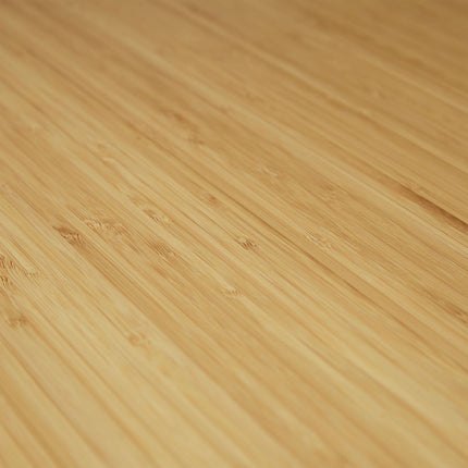 Weiße Treppe mit Holzblumen