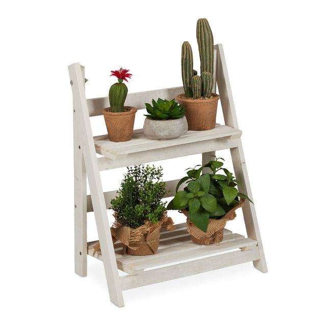 Weiße Treppe mit Holzblumen