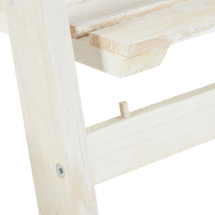 Weiße Treppe mit Holzblumen